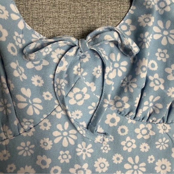 Hollister Blue Floral Smocked Halter Crop Top - Picture 2 of 6